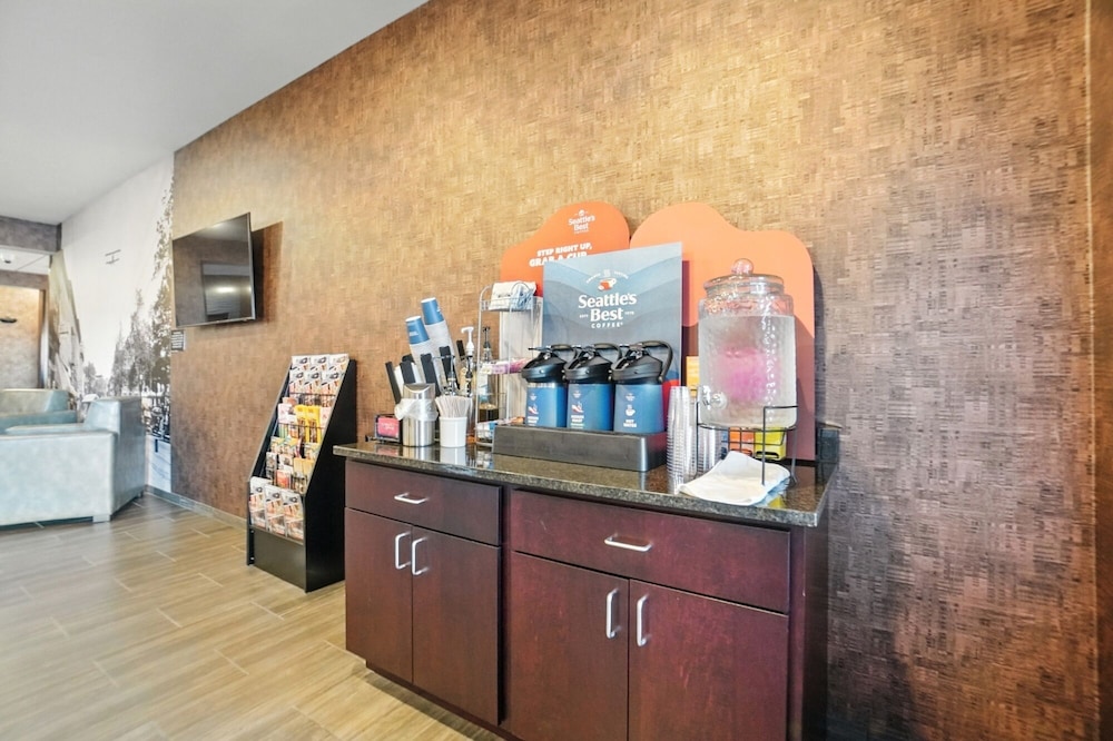 Cobblestone Hotel & Suites Bellefontaine - photo 81