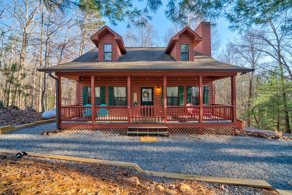 Quiet mornings and golden hour views welcome to our woodland sanctuary Deer Watch Retreat — 4-Star Luxury Hotel in Ellijay, United States