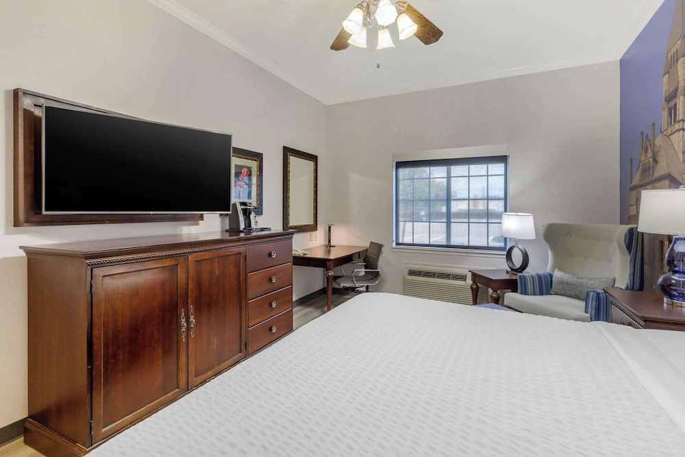 Clarion Pointe Sulphur Springs - photo 9
