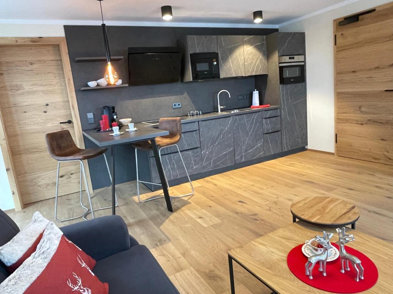 Ferienwohnung im Chaletstil Sonnenidyll 51 qm Wellness Fitness Sauna Bergrödelhof — 4-Star Luxury Hotel in Feilitzsch, Germany
