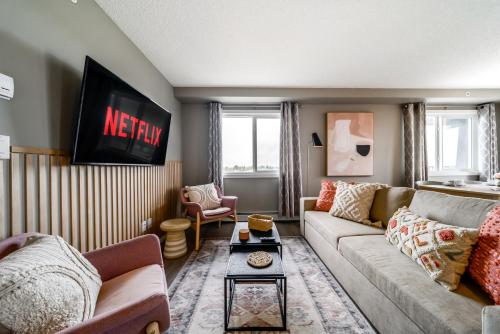 Peaceful Oasis Condo AC Top Floor Secure UG Parking Balcony King Bed — 4-Star Luxury Hotel in Edmonton, Canada