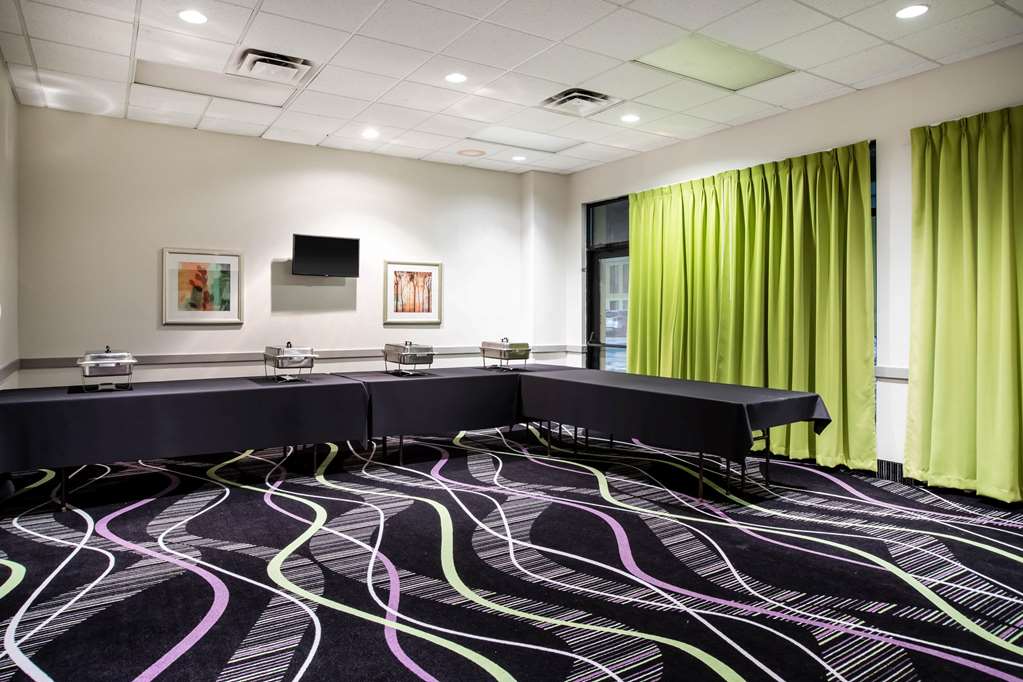 La Quinta Inn by Wyndham Davenport & Conference Center - photo 39