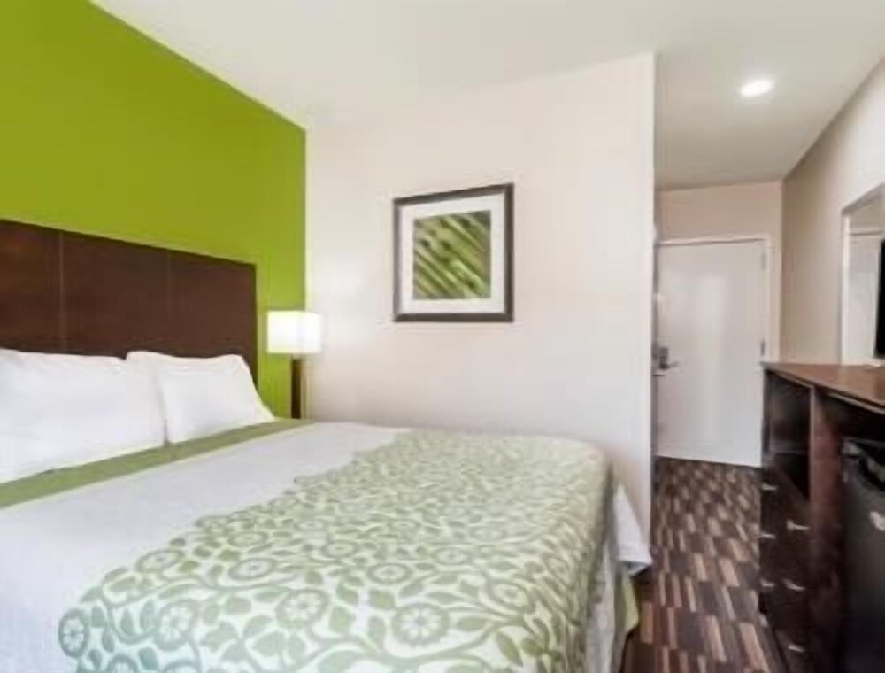 Days Inn & Suites by Wyndham Jamaica JFK Airport - photo 9
