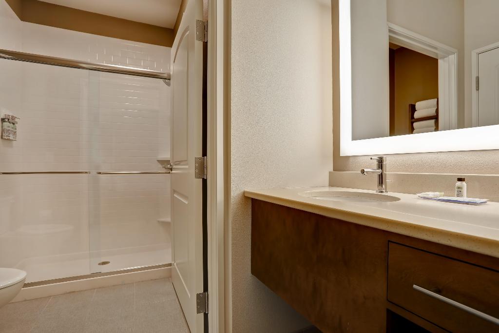 Clarion Hotel Overland Park - photo 9