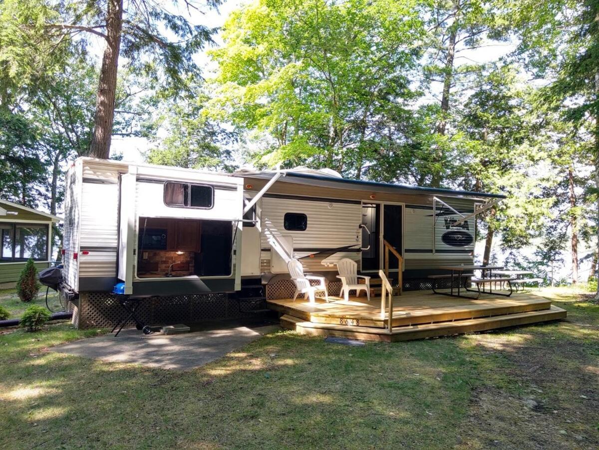 Lakefront Twin Birch Resort The Loon in Traverse City, United States