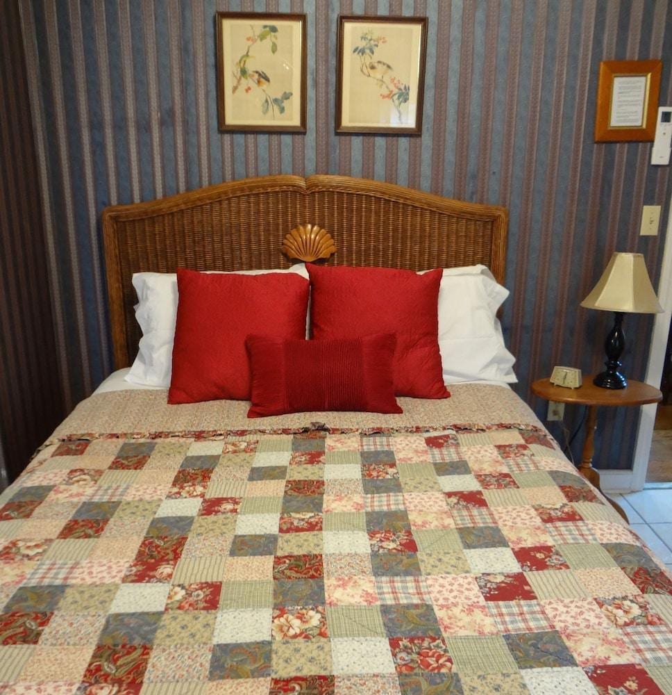 The Henry Collins Inn - photo 4