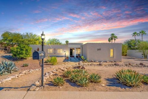 Serene Desert Escape with Pool & Grill Sleeps 8 — 4-Star Luxury Hotel in Tucson, United States