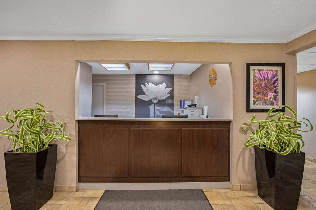 La Quinta Inn & Suites by Wyndham N Little Rock McCain Mall - photo 7