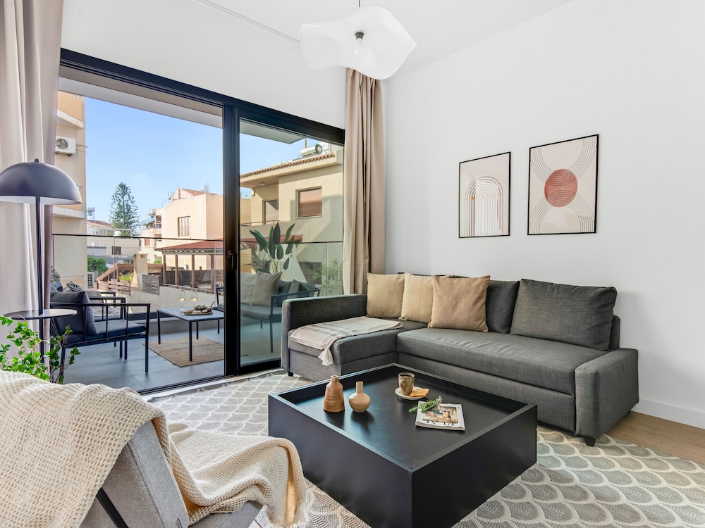 Sanders Crystal 1 Charming 1 bdr Apt With Shared Pool