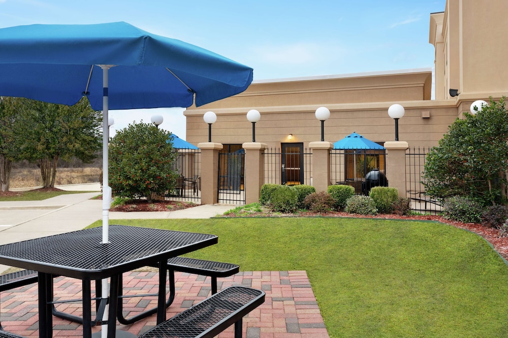 Hampton Inn and Suites Pine Bluff - photo 37