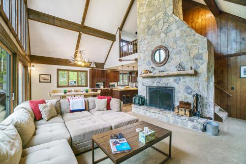 5BR 9 Beds Sleeps 14 Game Room Pool Access — hotel in Gaylord