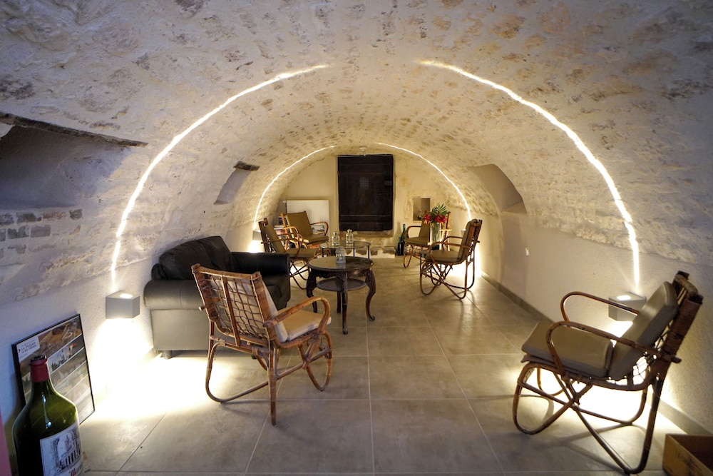 Hotel De La Croix Blanche in Dracy-Le-Fort, France