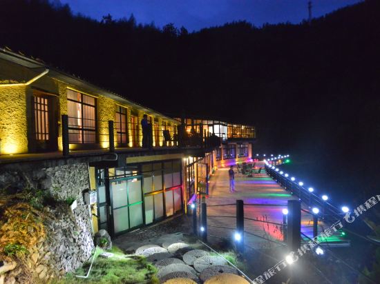 800Mj - carbon neutral hotel in Unknown City