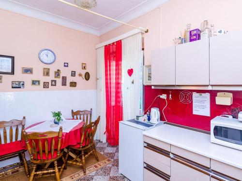 Guest House Ivana Two Bedroom Apartment with Garden