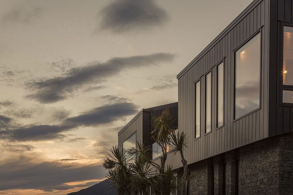 Lakehouse Joela a Relax it's Done luxury holiday home — 4-Star Luxury Hotel in Queenstown, New Zealand
