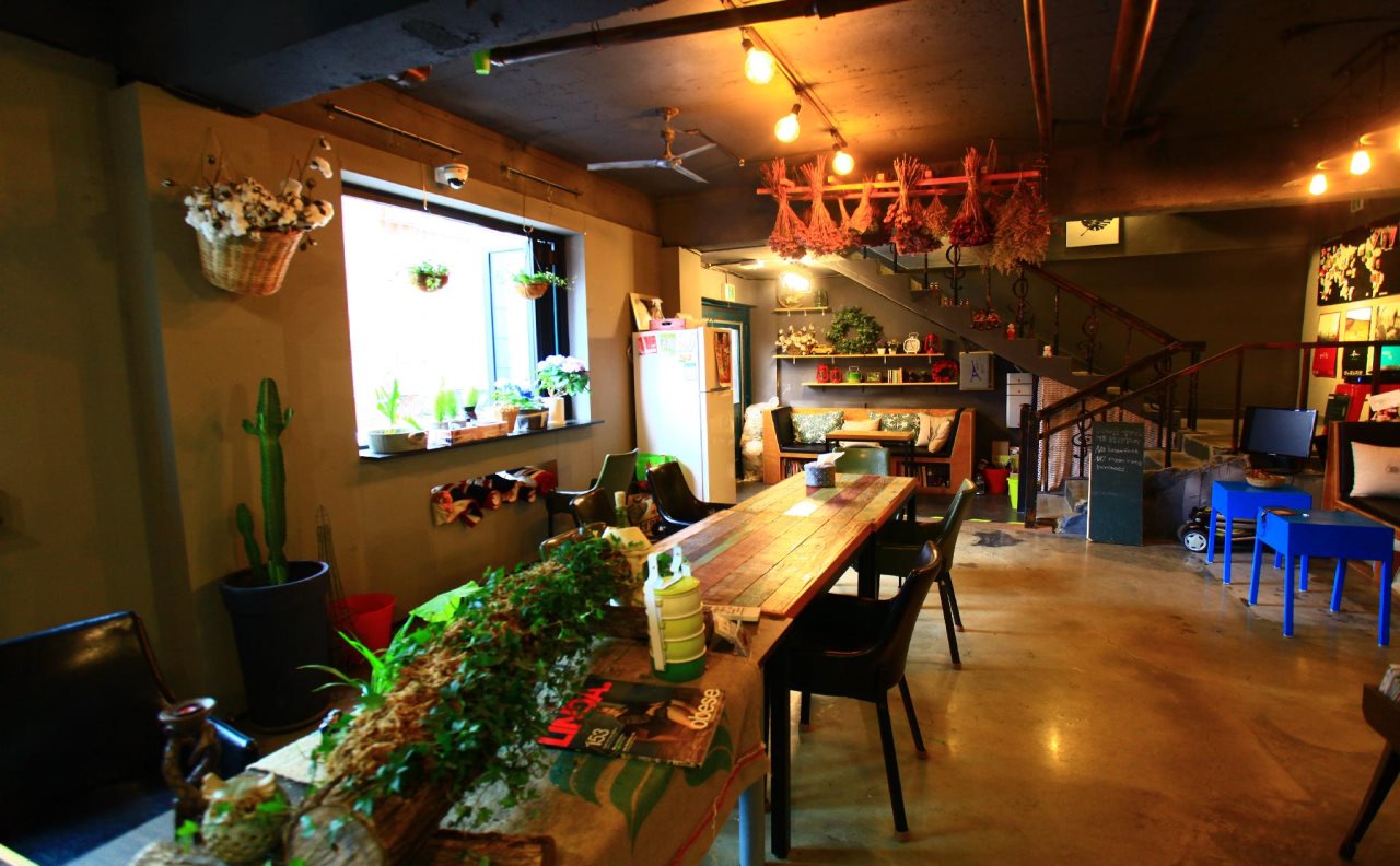 Us on Earth Guesthouse — 4-Star Luxury Hotel in Daejeon, South Korea