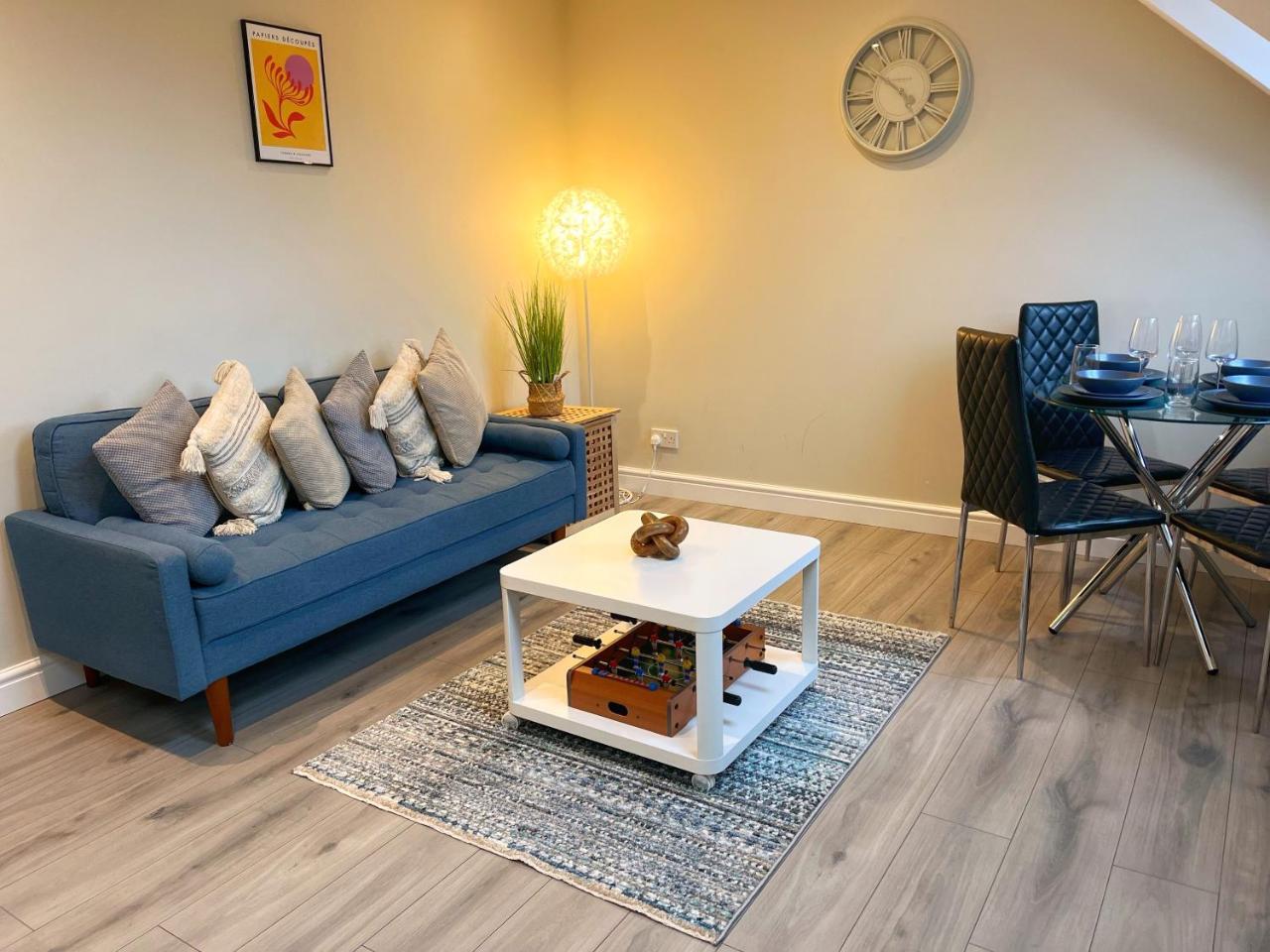 Central 2 Bedroom with Free Parking & Foosball Table