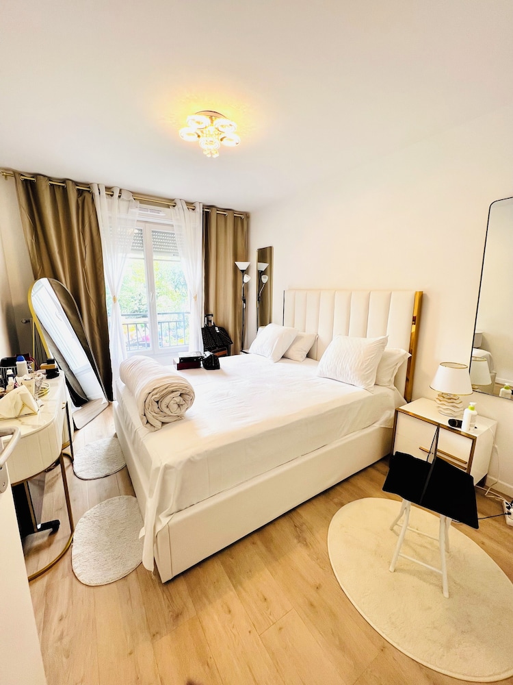 156 Av. Pasteur b1 — 5-Star Luxury Hotel in Le Blanc-Mesnil, France