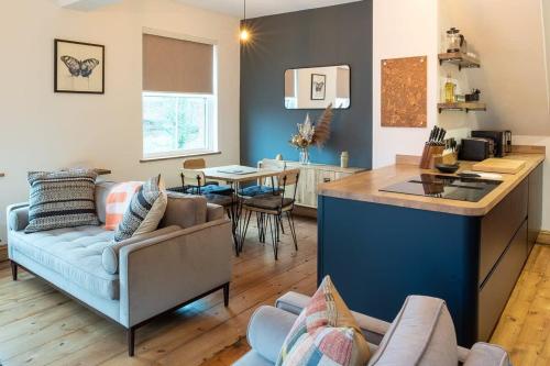 Stylish Quayside Apartment with River View — 4-Star Luxury Hotel in Norwich, United Kingdom