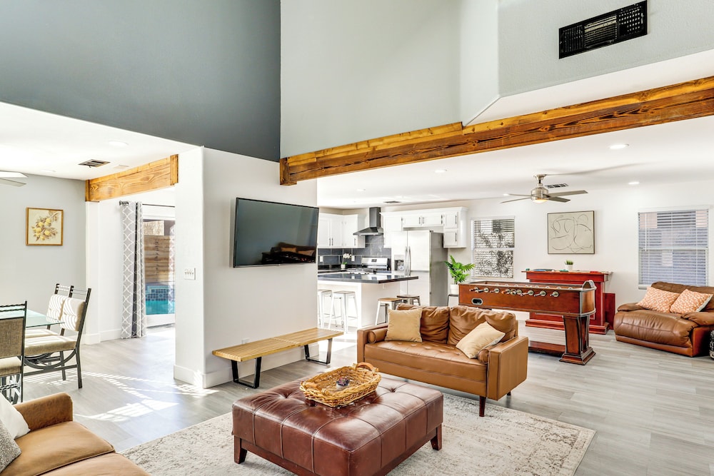Pool & Hot Tub: Las Vegas Getaway Near Hiking