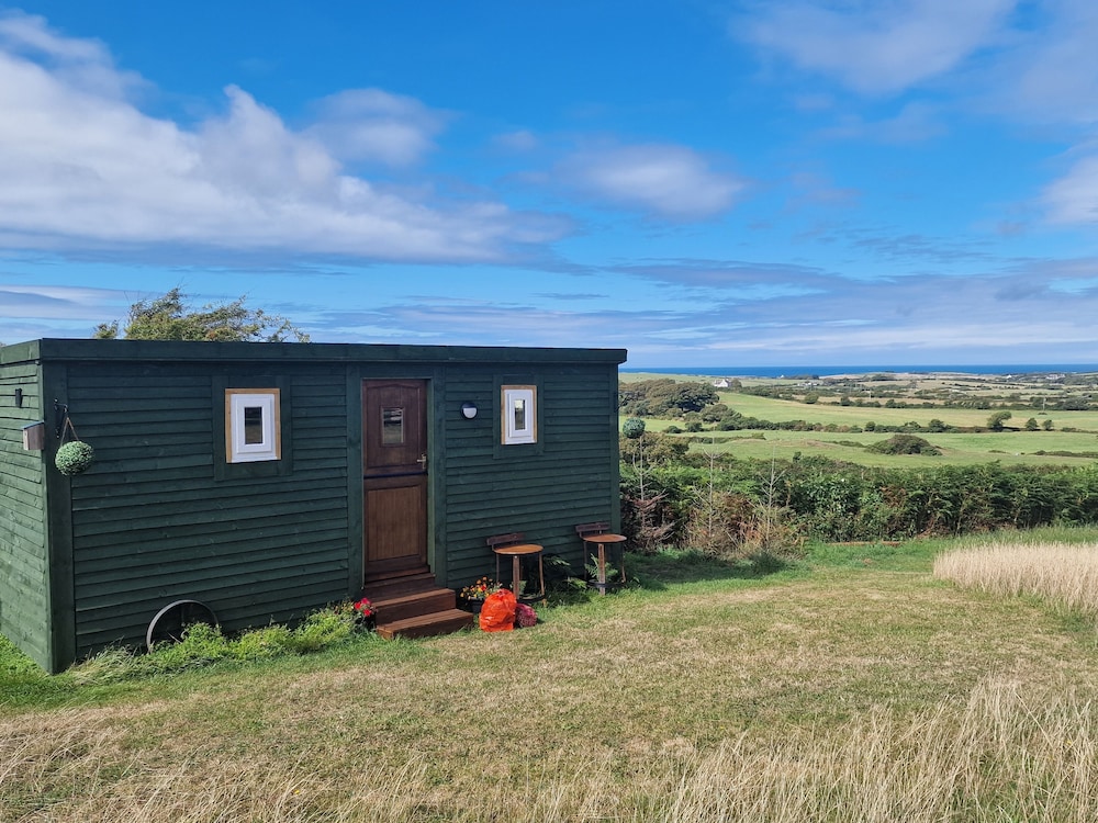 Stunning 1 bed Shepherd hut - last minute hotel in Holyhead