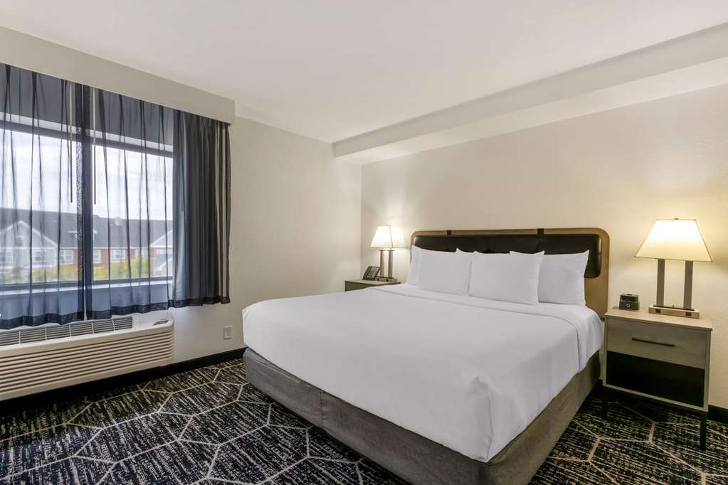 La Quinta Inn & Suites by Wyndham Des Moines West Clive - photo 56