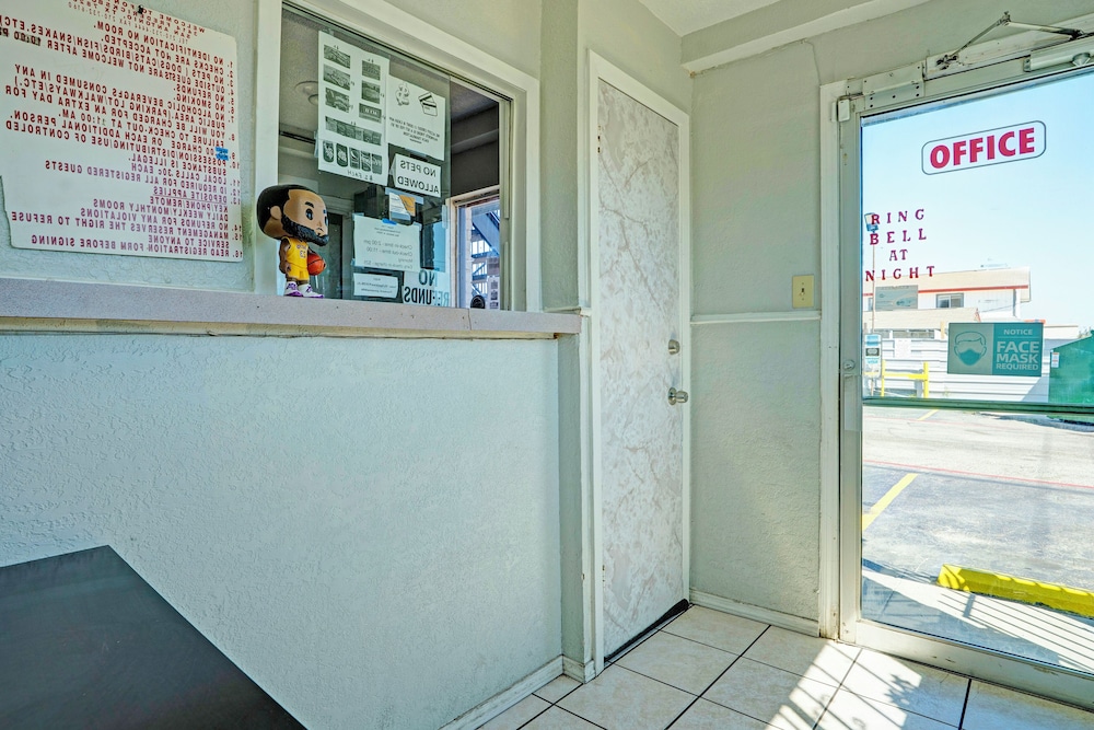 Super 7 Inn By OYO San Antonio NW Medical Center - photo 34