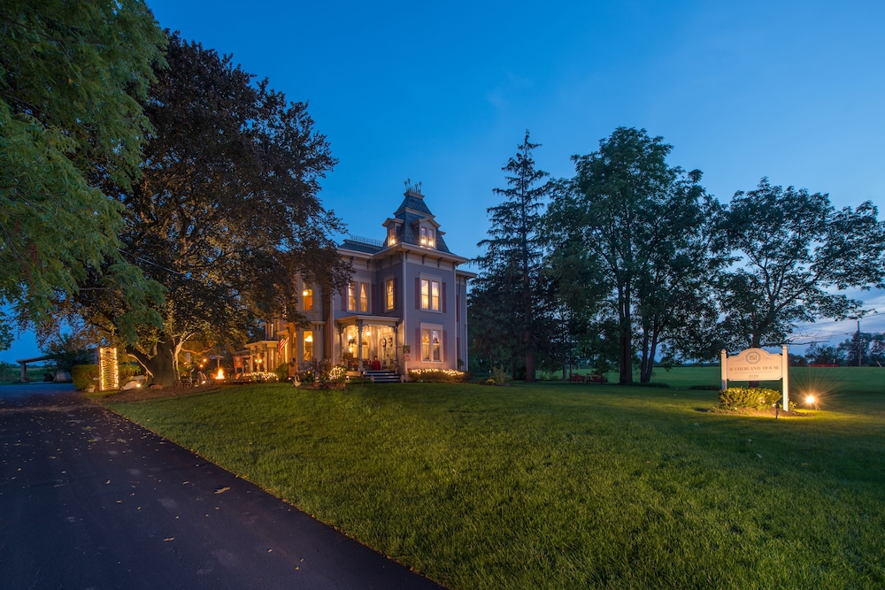 Sutherland House Victorian Bed and Breakfast — 4-Star Luxury Hotel in Canandaigua, United States