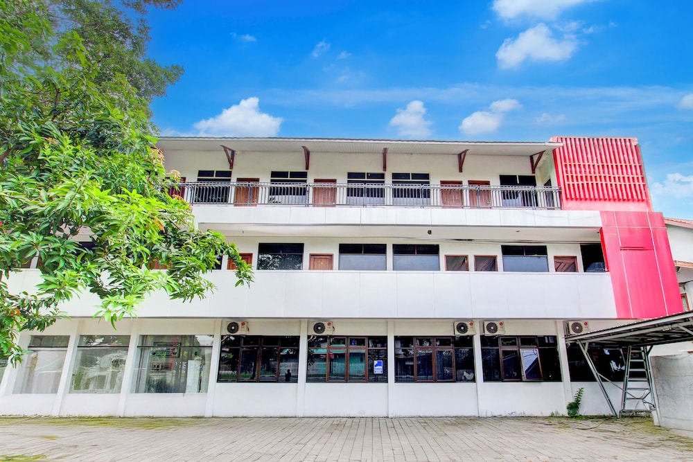 Hotel O J Ruby Hotel - carbon neutral hotel in Sewon