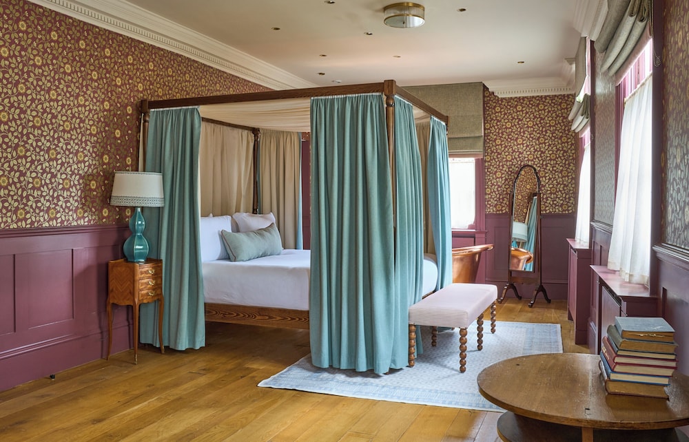 The Mitre Hampton Court — 4-Star Luxury Hotel in East Molesey, United Kingdom