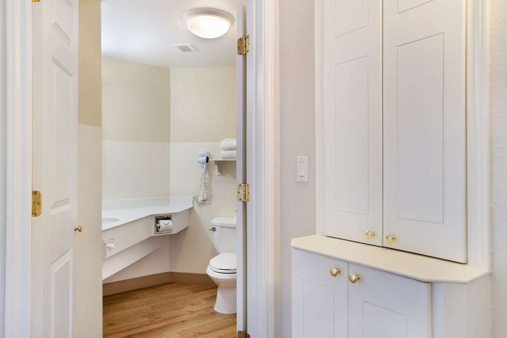 La Quinta Inn & Suites by Wyndham Ft. Lauderdale Airport - photo 21