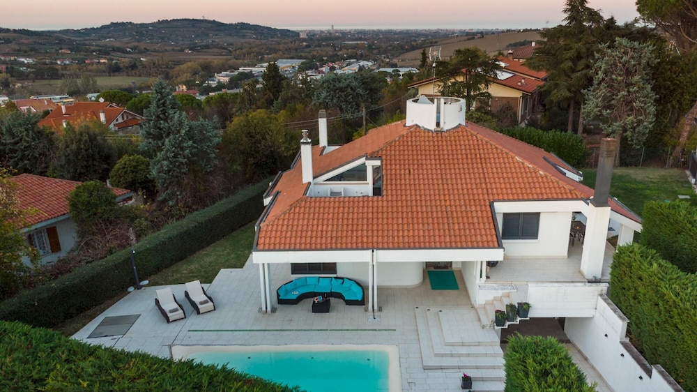 Villa Vae Victis 6 Emma Villas — 4-Star Luxury Hotel in Coriano, Italy