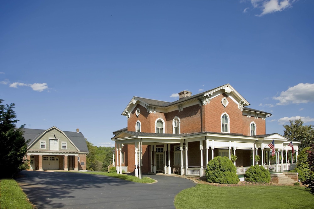 The Carriage House Inn Bed & Breakfast - featured photo