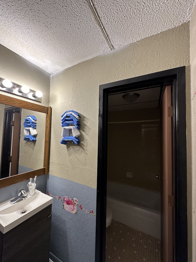 J E Hotel & Suites - photo 14