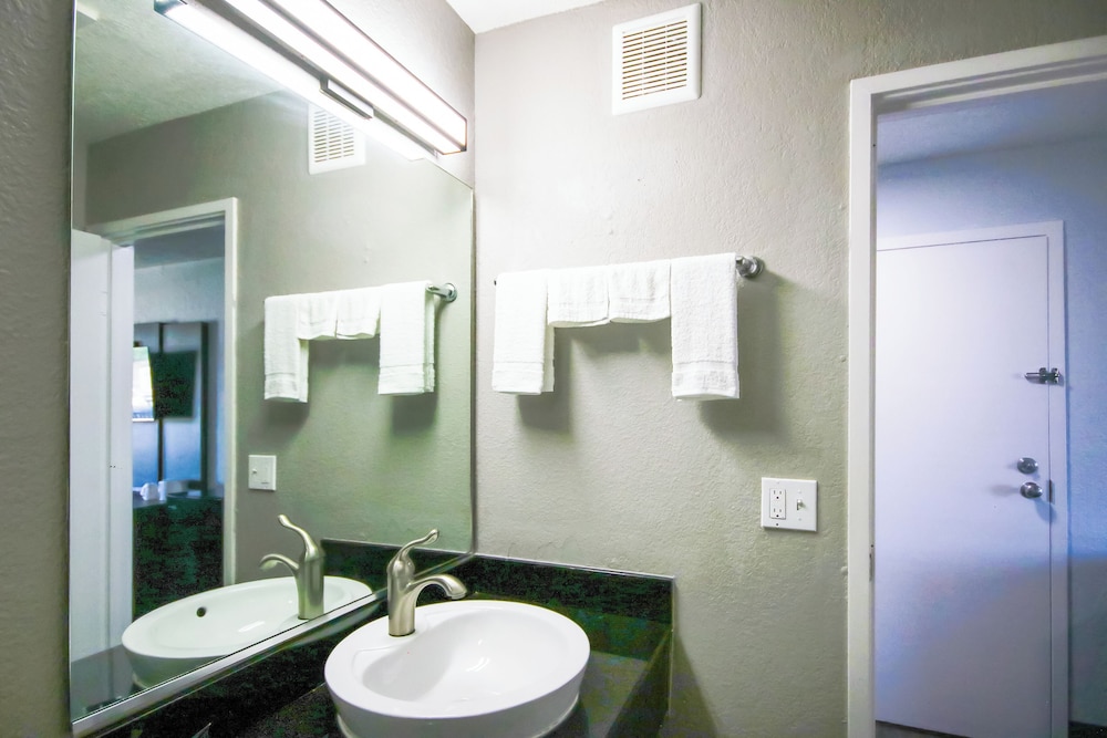 Motel6 Topeka KS Northwest - photo 29