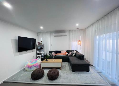 Premium Snooze Queen Bed Petite Room — hotel in Caroline Springs
