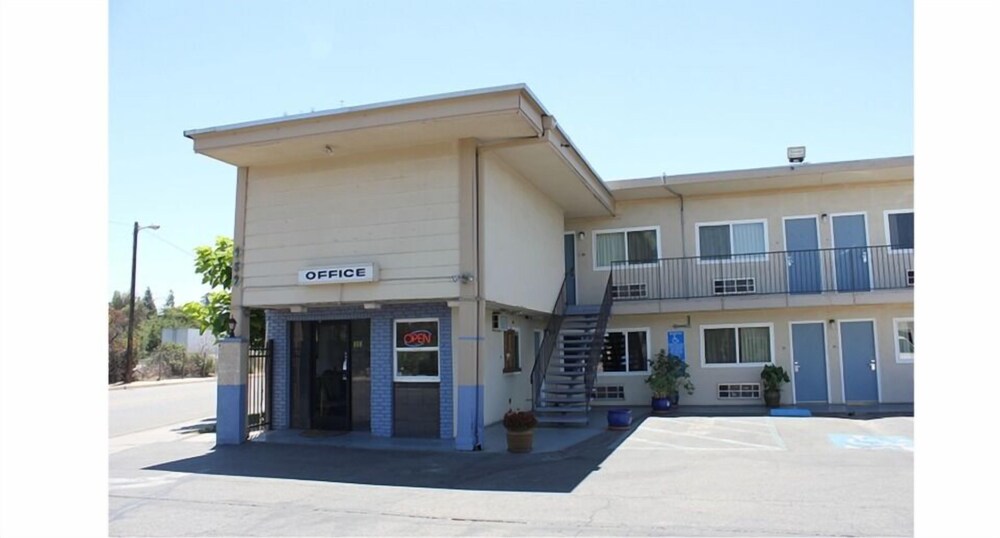 Parkway Inn Fresno - photo 20