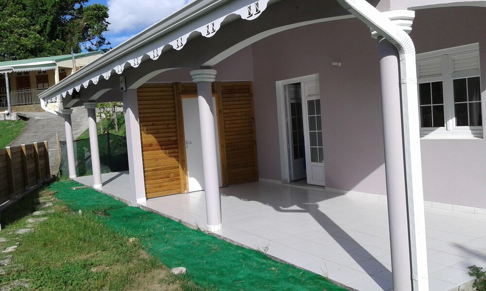 Maison charmante à Sainte Anne avec grand jardin clôturé — 4-Star Luxury Hotel in Sainte-Anne-Sur-Brivet, Martinique