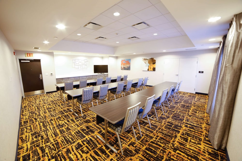 Hampton Inn & Suites Forest City - photo 31