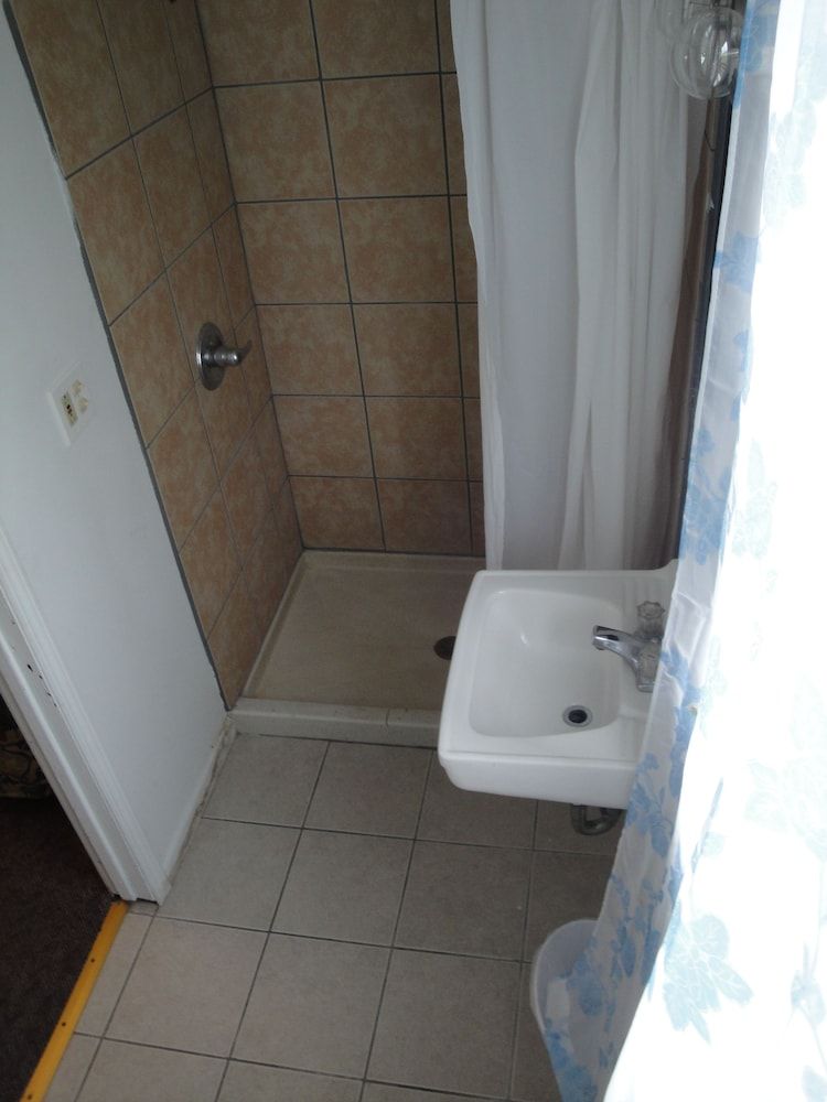 Jade Inn Motel - photo 2