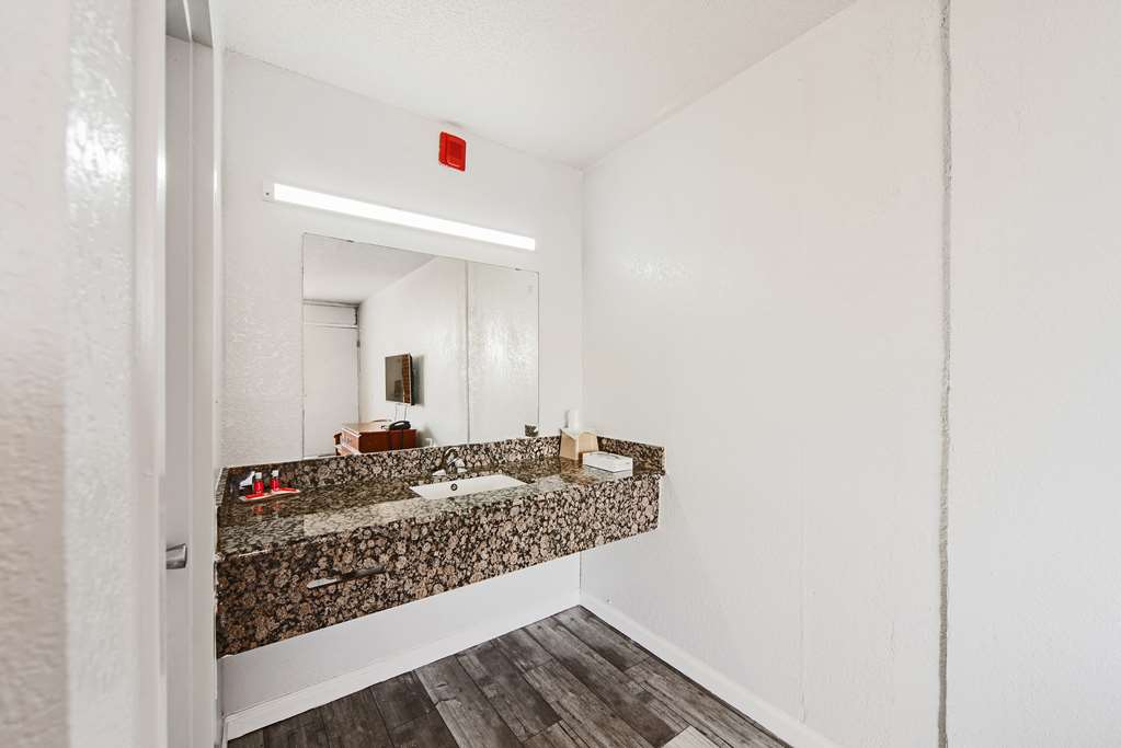 Econo Lodge And Suites Bricktown - photo 28