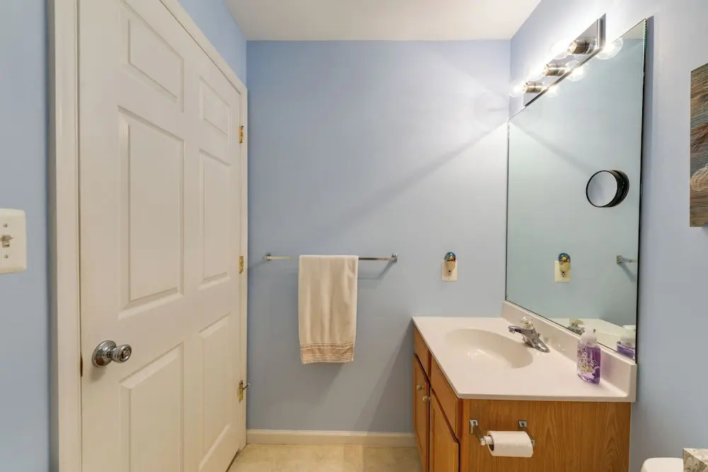 Condo with Deck Walk to Beach and Convention Center — 4-Star Luxury Hotel in Wildwood, United States