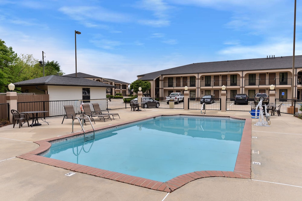 Mockingbird Inn & Suites - photo 28