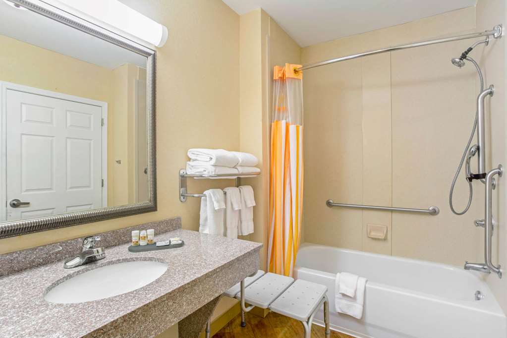 La Quinta Inn & Suites by Wyndham Mobile Satsuma Saraland - photo 17