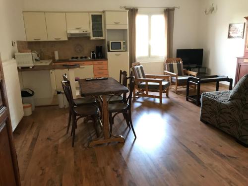 Charmant T2 2 4 Personnes — hotel in Pernes-Les-Fontaines
