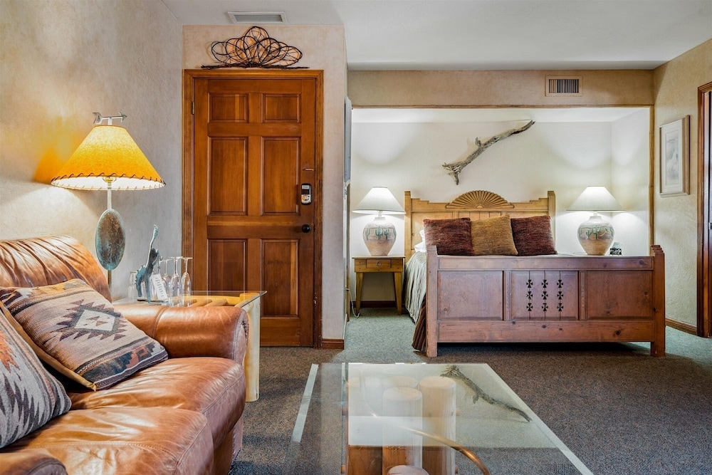 Adobe Village Southwest 1 Bedroom Apart Hotel by RedAwning - photo 3