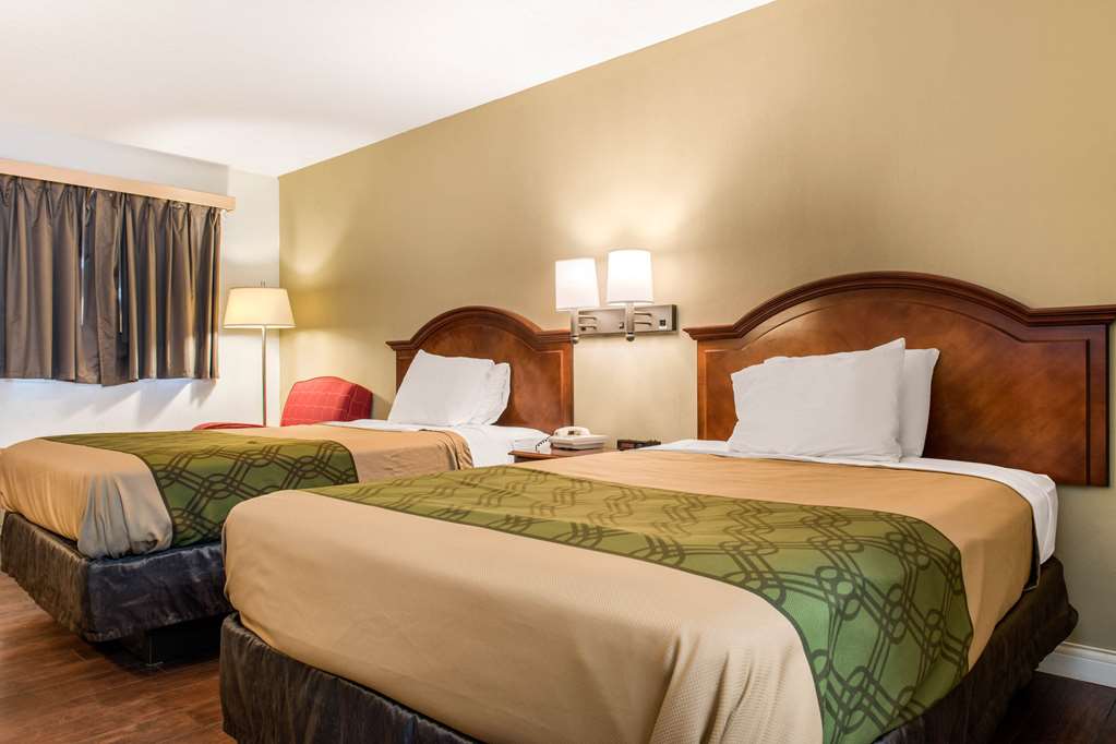 Econo Lodge Holland Toledo - photo 15