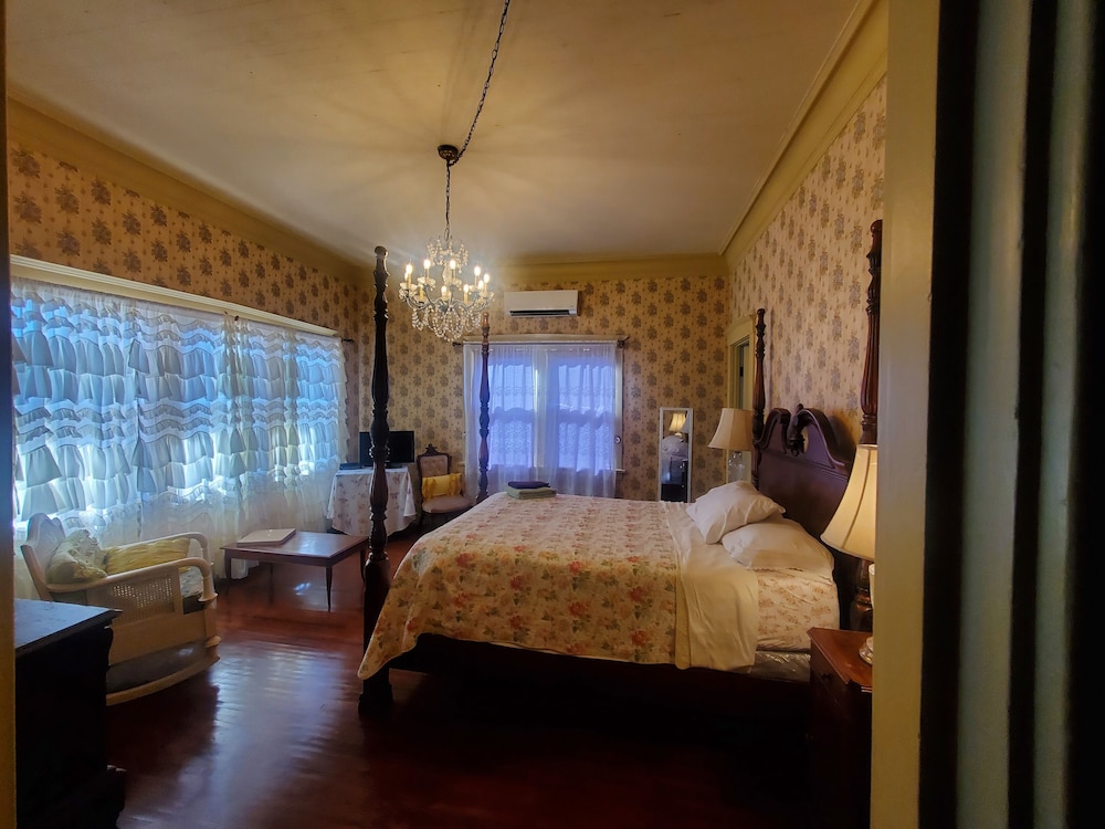 Manoa Valley Inn - photo 13