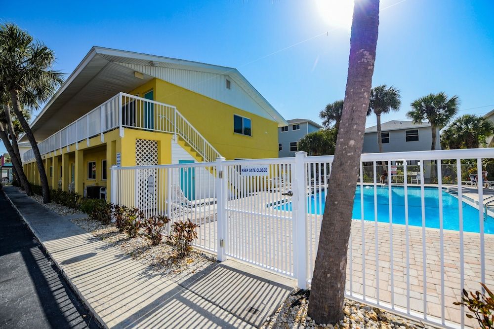 Lazy Livin 6 in Bradenton Beach, United States