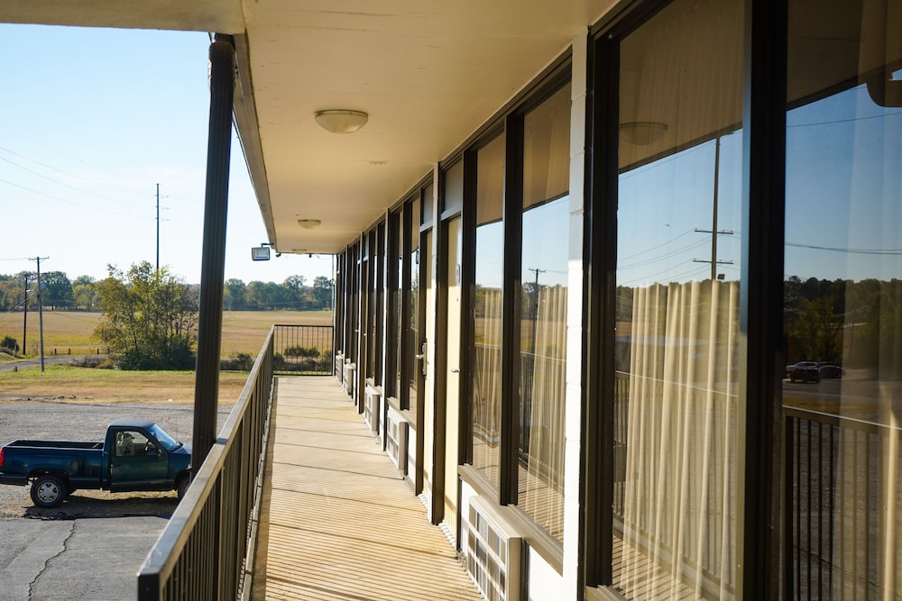 Sunset Inn Clarksville - photo 52
